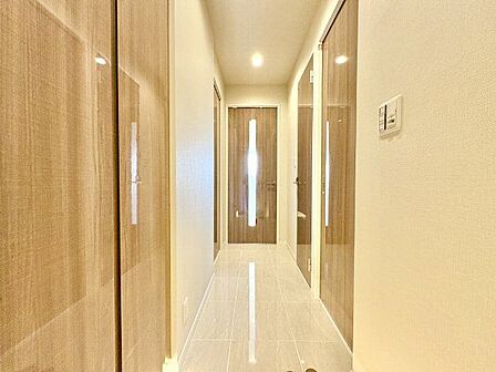 玄関はお家の顔としてすっきりとした素敵な空間に。印象のよい玄関は爽やかな住まいへの入り口です。