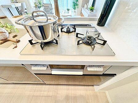 忙しいときでも一度にたくさんの料理が作れる3口コンロ。使い勝手の良さを考えました。