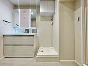 清潔感のある色合いのプライベート空間は、身だしなみチェックや肌のお手入れに最適です。