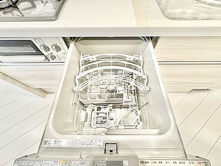 ビルトイン食洗機は作業台が広く使え、見た目もスッキリ。節水や節電も充実して家事の手助けをしてくれます。