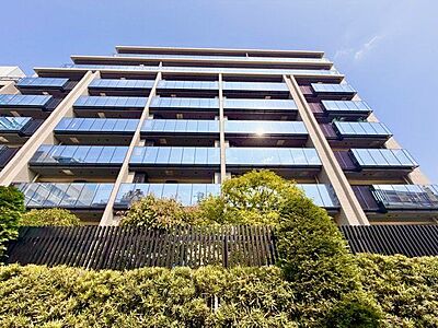 外観：高貴な雰囲気を纏う外観。クオリティを追求した快適な空間が住まう方の心を満たします。