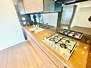 キッチンは使い勝手と美しさも重要な要素の一つ。インテリアとしての魅力を高め、おうち時間を豊かに。