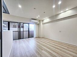 開放感と明るさをもたらす魅力のリビング。自然とくつろぎの場所に。