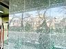 エントランス：時代を超えて住まう方を見守り続けてきたエンブレム。これから先も変わらずに温かく迎えてくれます。