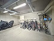 敷地内駐輪場。屋根があるため自転車が汚れにくく、雨の日でも濡れず済むのがうれしいですね。