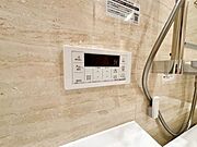 おふろの「おいだき」ができるリモコン。多彩な機能満載のリモコンは、毎日のお湯ライフをより楽しく便利に。