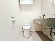 毎日使うものだから、「シンプルでムダのないデザイン」で空間と調和するタンクレストイレ。