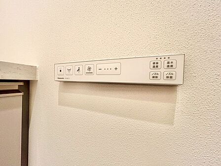 トイレのウォシュレットリモコン。充実の機能が備わっています。
