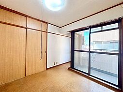 一日の疲れをいやしてくれる主寝室。時を忘れて過ごす場所として過ごせるお部屋。