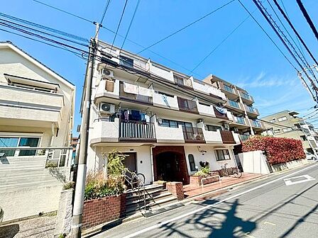 いくつもの季節が過ぎ去り、人々の想い出を見守り続けて来た本邸宅。人生を楽しむための住まいになりました。