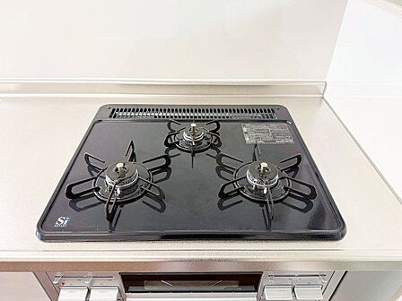 3口コンロで、お料理の効率もアップ。受け皿のないフラット天板で、お手入れもラクラク。