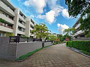 環境に調和した気品漂う外観。落ち着きのある上質な空間へといざないます。