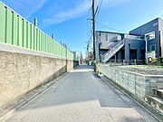 通行や駐車の際に余裕がある前面道路。光が差し込む明るい居住空間、風通しも良好で過ごしやすい環境です。