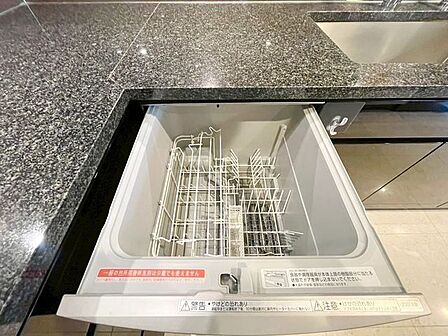 ビルトイン食洗機は作業台が広く使え、見た目もスッキリ。節水や節電も充実して家事の手助けをしてくれます