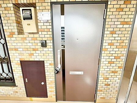 毎日出入りに使う玄関は外出する時は爽やかに、帰宅するときはホッとする落ち着いた空間へ。