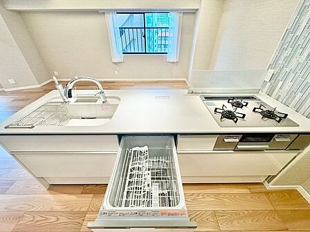 ビルトイン食洗機は作業台が広く使え、見た目もスッキリ。節水や節電も充実して家事の手助けをしてくれます。