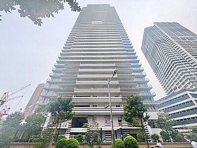 外観：高貴な雰囲気を纏う外観。クオリティを追求した快適な空間が住まう方の心を満たします。