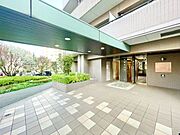 外と内をつなぐエントランスは、まさに顔となる場所。シンプルながらも上質な空間を作り出します。