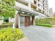 おしゃれで高級感のあるエントランスは、その先に広がる豊かなプライベートを予感させます。