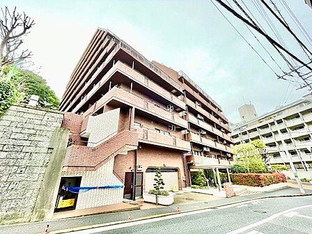 閑静な住宅街ならではの快適で贅沢な暮らしをお楽しみいただけます。