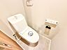 トイレ：毎日使う場所だからこそ、使い勝手を考慮しました。白を基調に、飽きのこない空間に。
