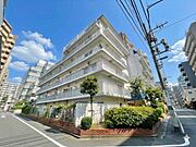 住む人がいつまでも心地良さを感じ続けられる住空間を創造します。 （空の加工を生成AIで行っています）