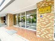 すっきりとしたエントランスは、明るく見通しが良いので防犯面でも安心して出入りして頂けます。
