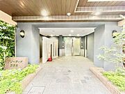 落ち着きのある温かな風情のエントランスは、訪れる方々を優しく包み込み、心地よい空間を演出しています。