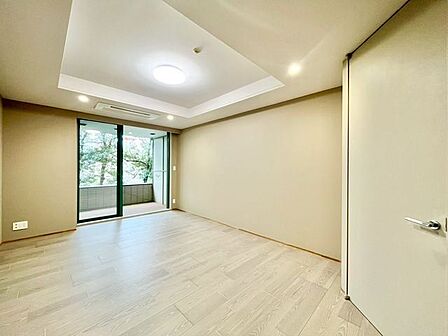 大きな窓からたっぷりと陽光が注がれる明るい空間。時を忘れて過ごせるお部屋。