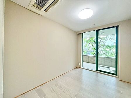 居心地のいい暮らしには欠かせない採光。たっぷりと陽光が注がれる明るい空間。