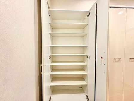 靴をたっぷり収納できるシューズクローゼット付きです。