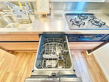 ビルトイン食洗機は、節水や節電機能も充実して家事の手助けをしてくれます。