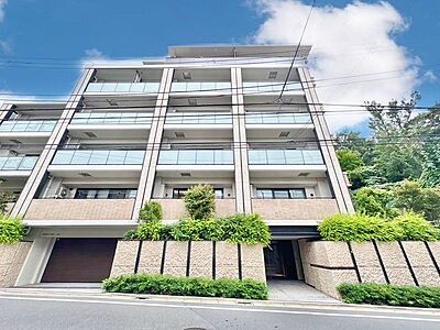 外観:爽やかな青空の下に贅沢なほどに降り注ぐ陽光、豊かな居住性。クオリティが見事に調和した住空間。(空の加工を生成AIで行っています。) 外観:爽やかな青空の下に贅沢なほどに降り注ぐ陽光、豊かな居住性。クオリティが見事に調和した住空間。(空の加工を生成AIで行っています。)