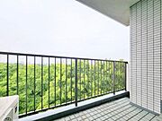 くつろぎの空間を演出するバルコニー。開放感と爽やかな風を感じていただけると思います。