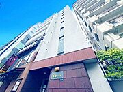 豊かな住環境に恵まれたレジデンス。明るさとぬくもりを感じる、落ち着いた佇まい。（空の加工を生成AIで行っています）