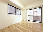 開口部が広くたくさんの陽を取り入れます。窓を開ければ気持ちよい風が舞い込んできて開放的な空間を演出。
