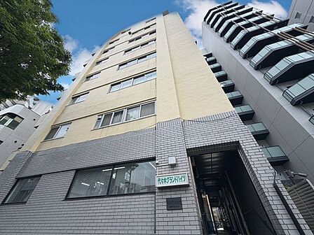 都市と自然の共存により創造された美しい佇まい。(空の加工を生成AIで行っています)