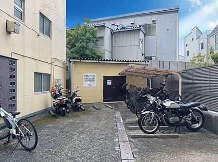 駐輪場・バイク置場完備。(空の加工を生成AIで行っています)
