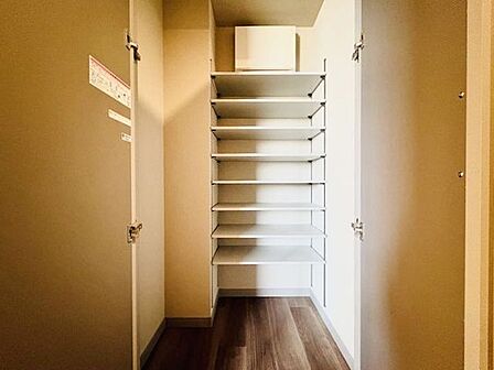 玄関収納を広く設けています。普段使わない季節用品やトランクなどの大きなものも収納できて便利です。