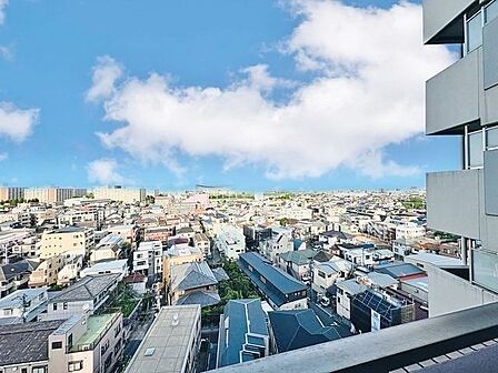 彼方に広がる風景が絵画のように広がります。(空の加工を生成AIで行っています)