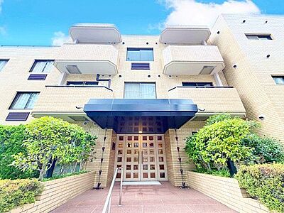 外観:環境に調和した気品漂う外観。落ち着きのある上質な空間へといざないます。(空の加工を生成AIで行っています) 外観:環境に調和した気品漂う外観。落ち着きのある上質な空間へといざないます。(空の加工を生成AIで行っています)