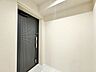 玄関：上質感漂うゆとりの広さの玄関スペース。安らぎに満ちた生活空間を予感させてくれます。