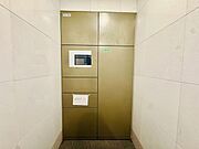 留守にしがちな生活でも安心な宅配ボックスを完備。再配達を頼む手間を省ける嬉しい設備です。