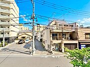 正面の建物とは距離が取れています。（空の加工を生成AIで行っています）