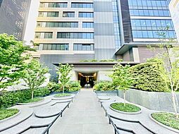 格調高いデザイン性を持つエントランスは、住む方のプライドを満たすクオリティ。