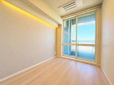 大きな窓からたっぷりと陽光が注がれる明るい空間。時を忘れて過ごせるお部屋。