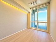 大きな窓からたっぷりと陽光が注がれる明るい空間。時を忘れて過ごせるお部屋。