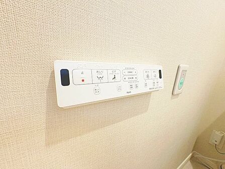 トイレのウォシュレットリモコン。充実の機能が備わっています。