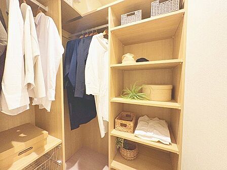 大容量収納可能なウォークインクローゼットはシーズンオフの服や生活用品をたくさん収納できます。