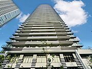 堂々たる趣ながら、主張し過ぎずどこか余裕を感じさせるシャープなフォルムで佇む邸宅。（空の加工を生成AIで行っています）